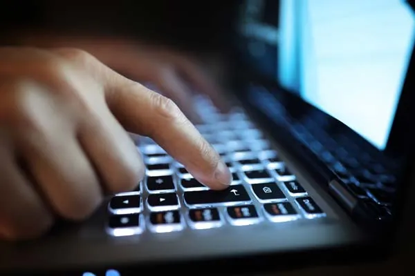 Réinitialisation du système d'exploitation d'un ordinateur portable par un professionnel à Peypin, Peypin, GR COMPUTER